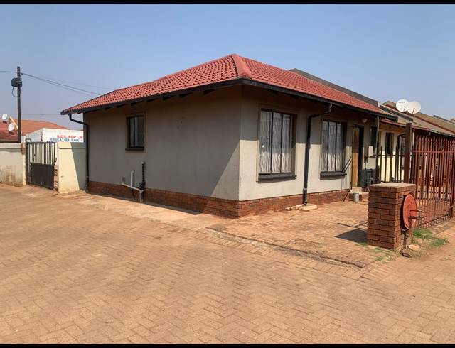 3 BEDROOM TOWNHOUSE FOR SALE IN PROTEA GLEN
